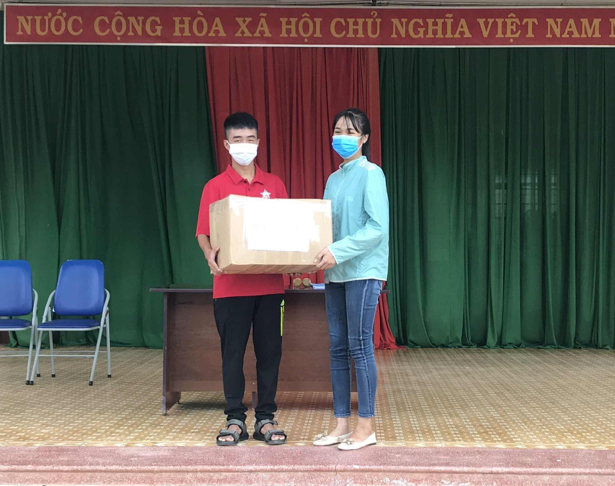 Tiếp sức mùa thi: Học sinh lớp 8 tặng 1300 khẩu trang cho anh chị lớp 12 tham gia thi Tốt nghiệp trong mùa dịch